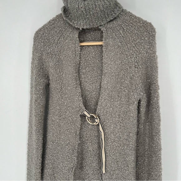 Anna Quan Turtleneck Open Back Wool Sweater‎ - Picture 3 of 16